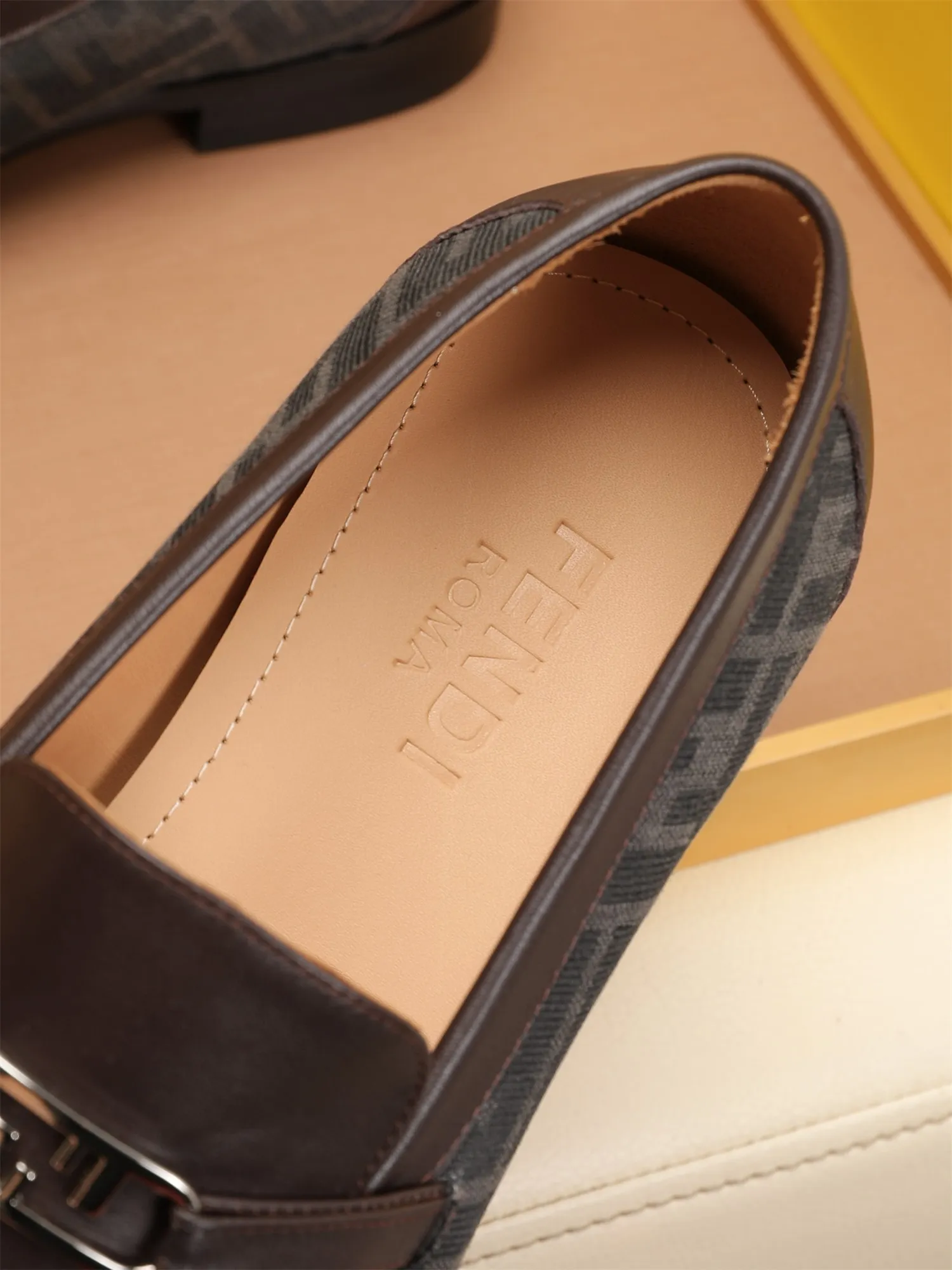 Men's shoes💰460 🕷🕷【FENDI】The latest men's formal leather shoes🇨🇳Classic series not to be missed💯The first layer is made of imported first-layer cowhide☘Original quality, the leather is smooth and delicate🎋Awesome version, perfect streamlined outline🍇Cowhide lining, size 38-44 (customized at 45.46)...